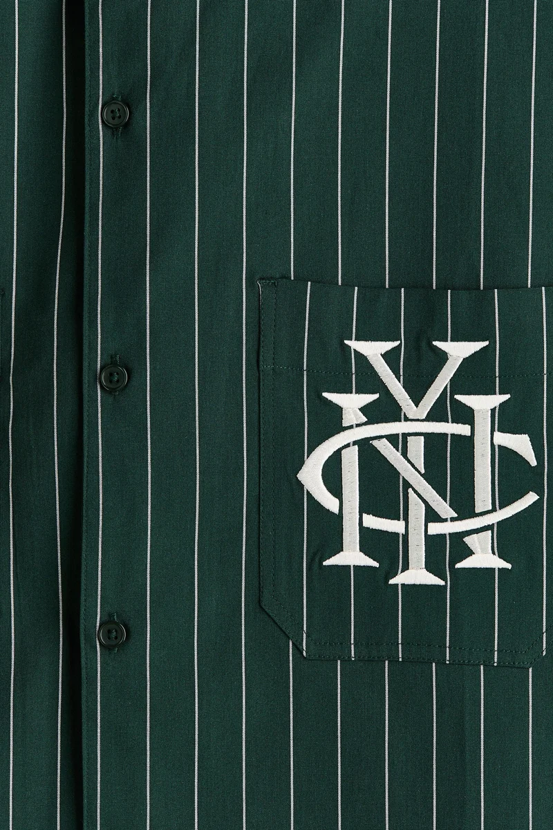 اتش اند ام قميص بقصّة عادية بتفاصيل مطرزة